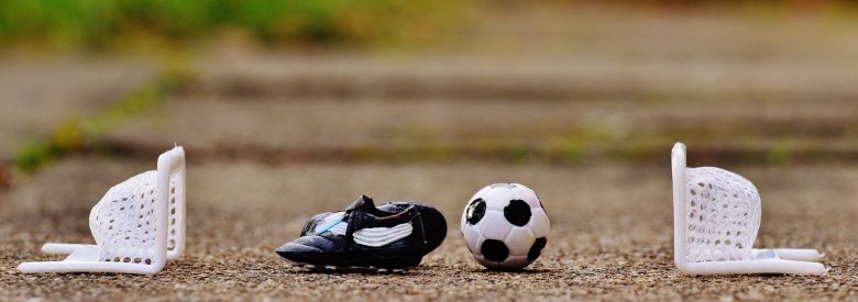 Bildbeschreibung: Fußballtore und -schuhe / Bildnachweis: pixabay.com