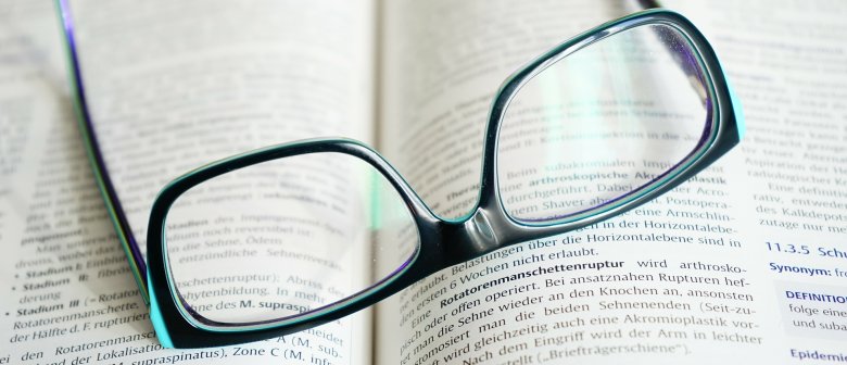 Bildbeschreibung: Buch mit Brille / Bildnachweis: pixabay.com